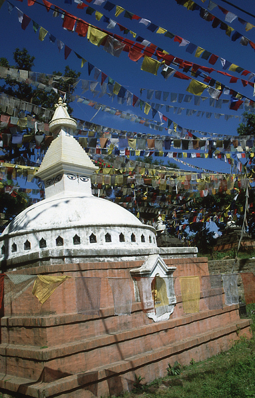 26_Swayambunath, stupa met gebedsvlaggen.jpg
